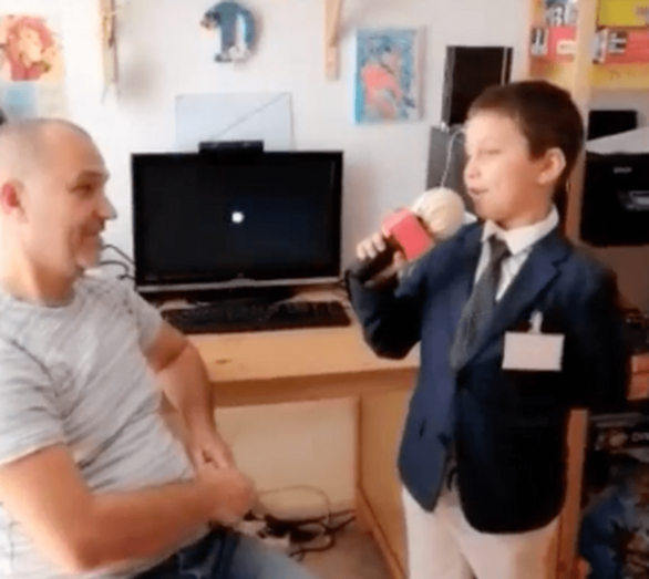 El pequeño Ángel Daniel, uno de los reporteros del programa (Foto TA)